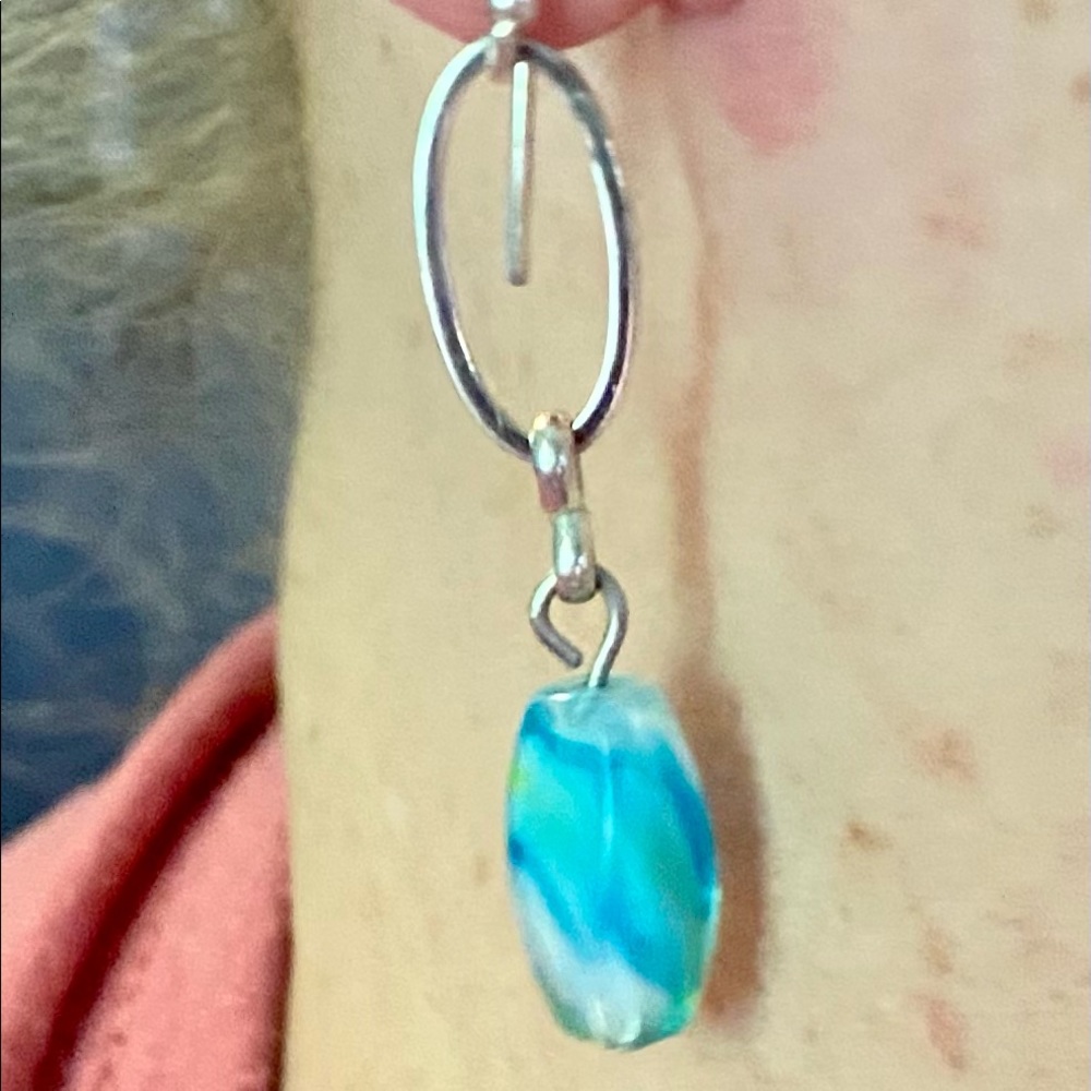 VINTAGE BLUE/GREEN GLASS DANGLE EARRINGS.